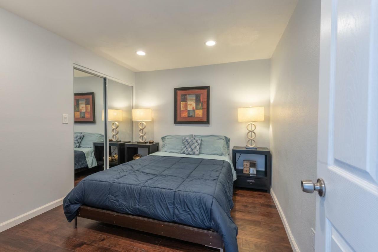 Modern Nestled In The Hollywood Hills With Huge Deck And Wow Views! Casa vacanze Los Angeles