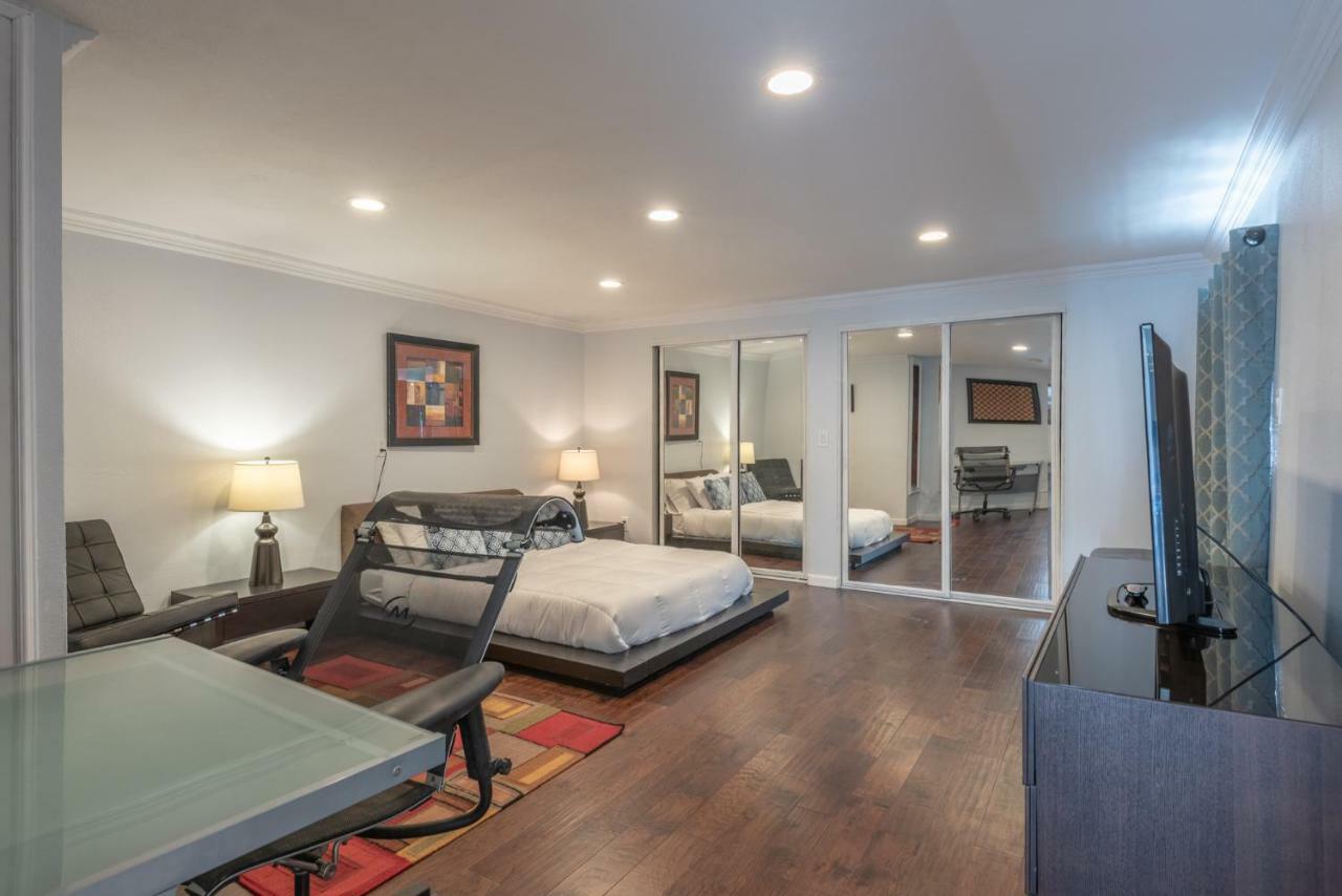 Casa vacanze Modern Nestled In The Hollywood Hills With Huge Deck And Wow Views! Los Angeles