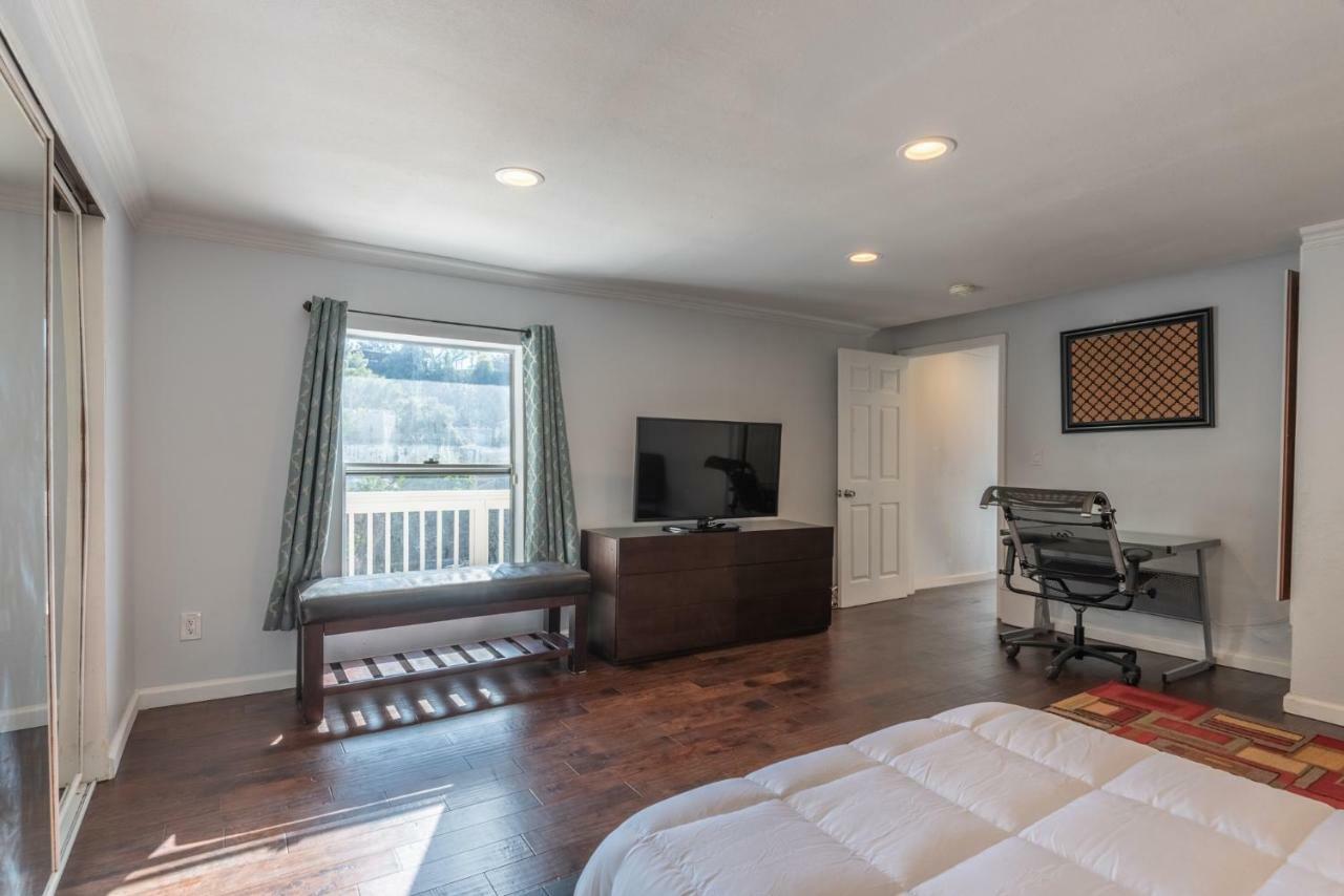 Modern Nestled In The Hollywood Hills With Huge Deck And Wow Views! Casa vacanze