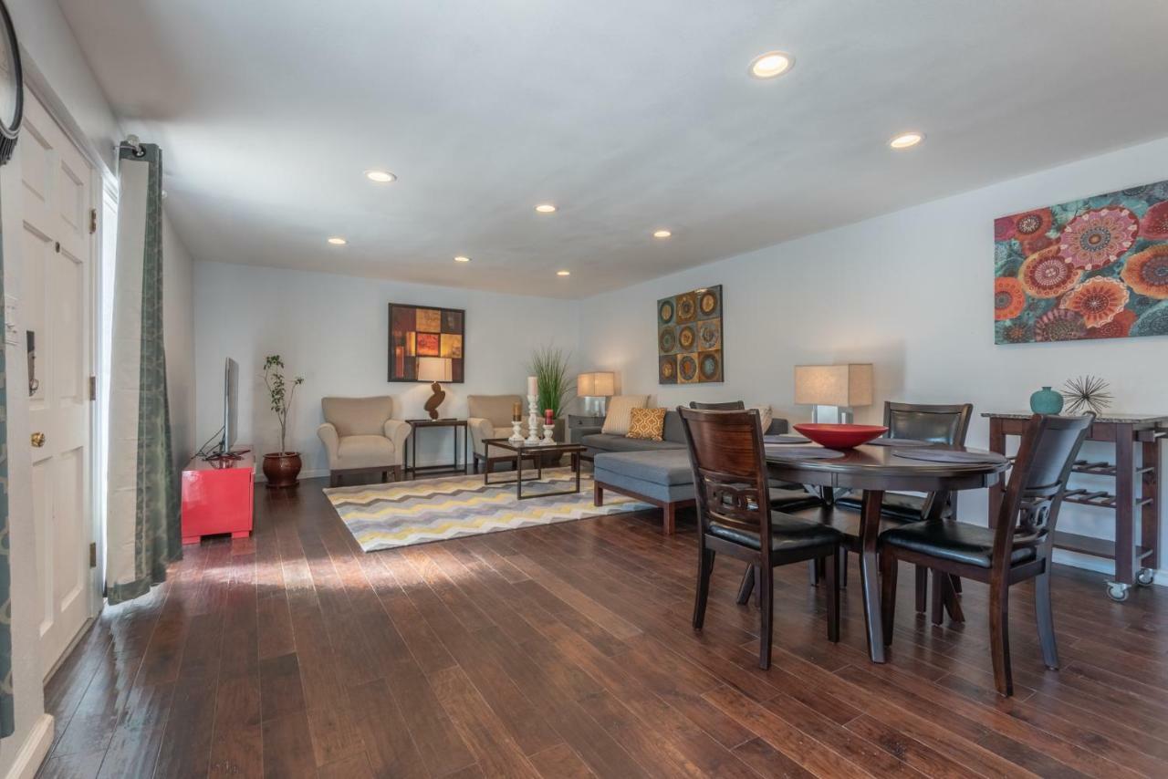 Casa vacanze Modern Nestled In The Hollywood Hills With Huge Deck And Wow Views! Los Angeles