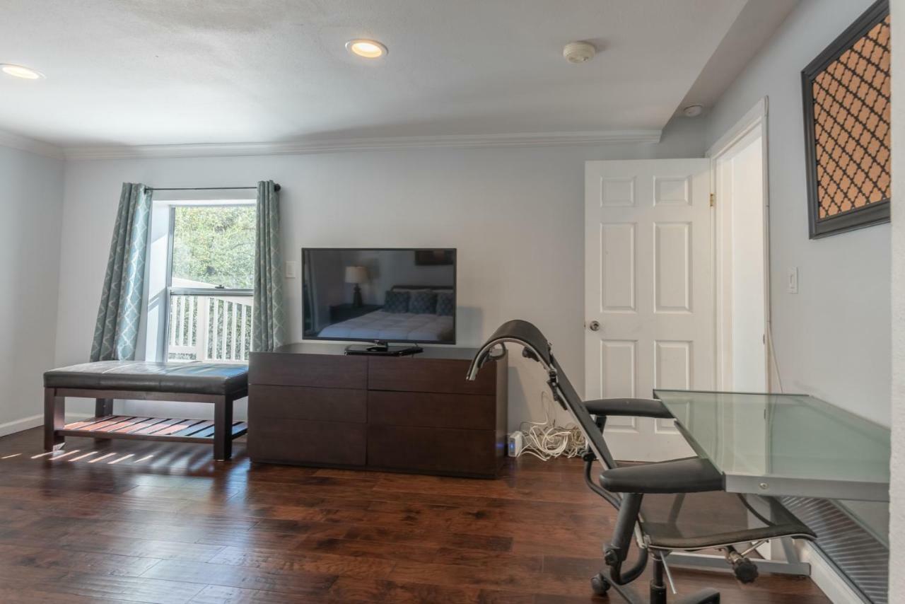 Modern Nestled In The Hollywood Hills With Huge Deck And Wow Views! Casa vacanze