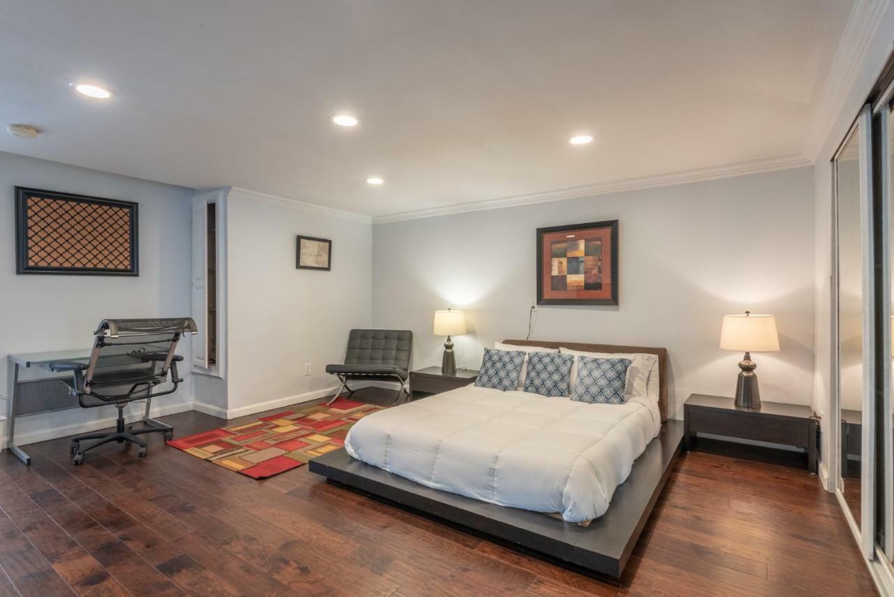 Casa vacanze Modern Nestled In The Hollywood Hills With Huge Deck And Wow Views! *