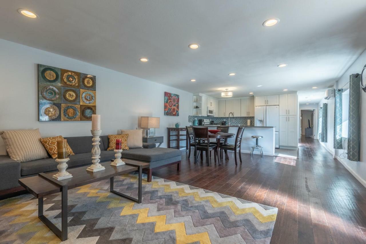 Casa vacanze Modern Nestled In The Hollywood Hills With Huge Deck And Wow Views!