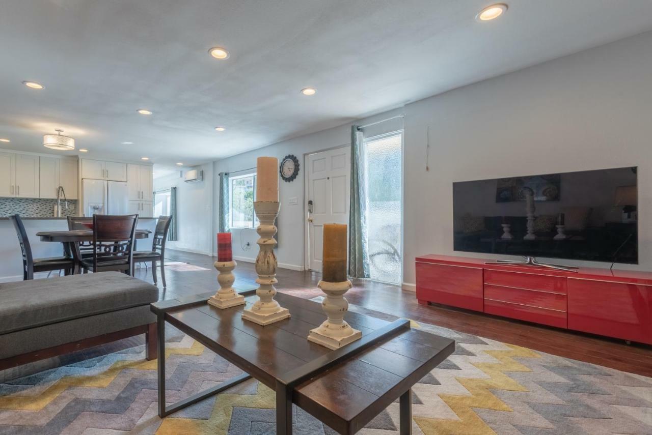 Modern Nestled In The Hollywood Hills With Huge Deck And Wow Views! Casa vacanze Los Angeles
