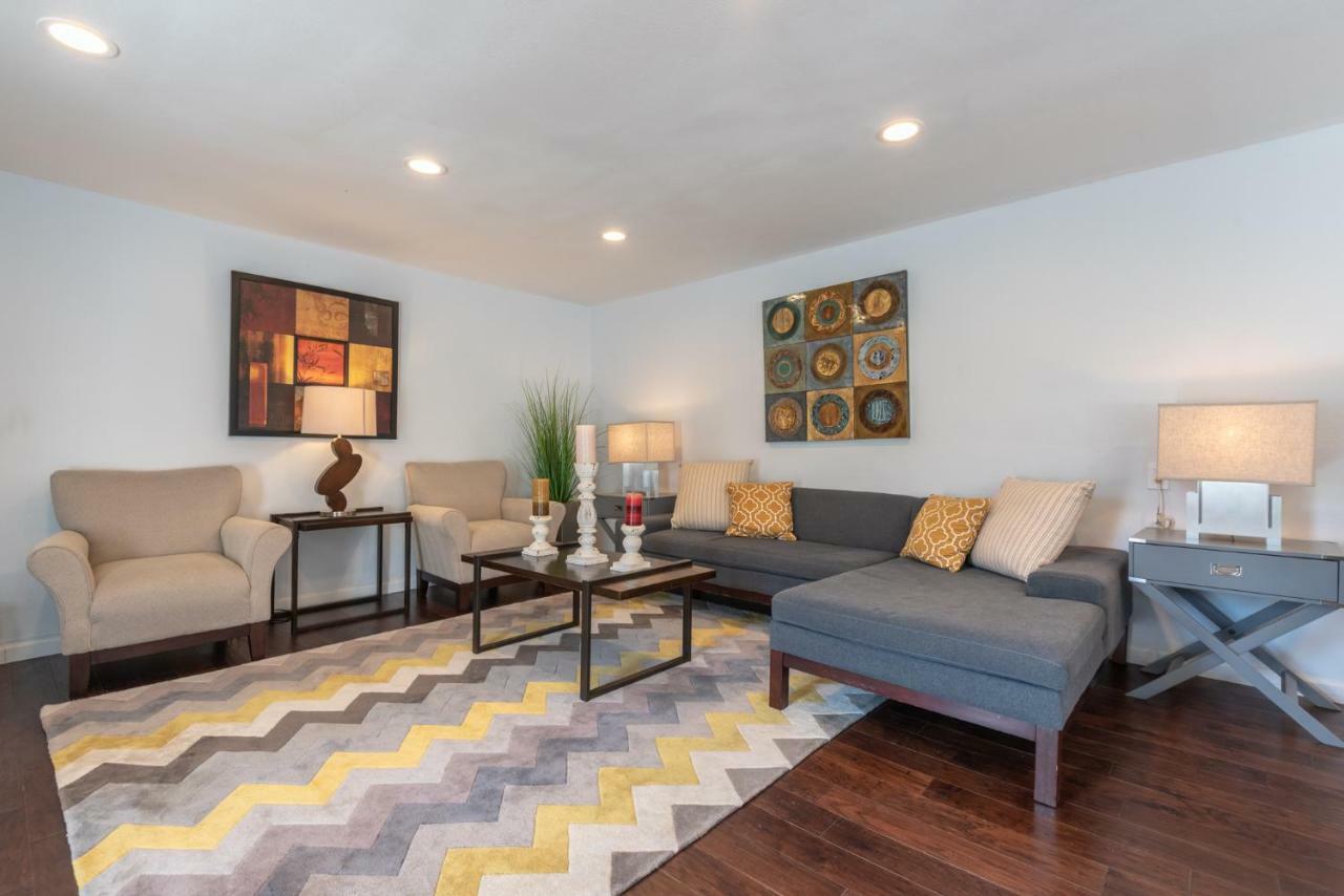 Casa vacanze Modern Nestled In The Hollywood Hills With Huge Deck And Wow Views! *