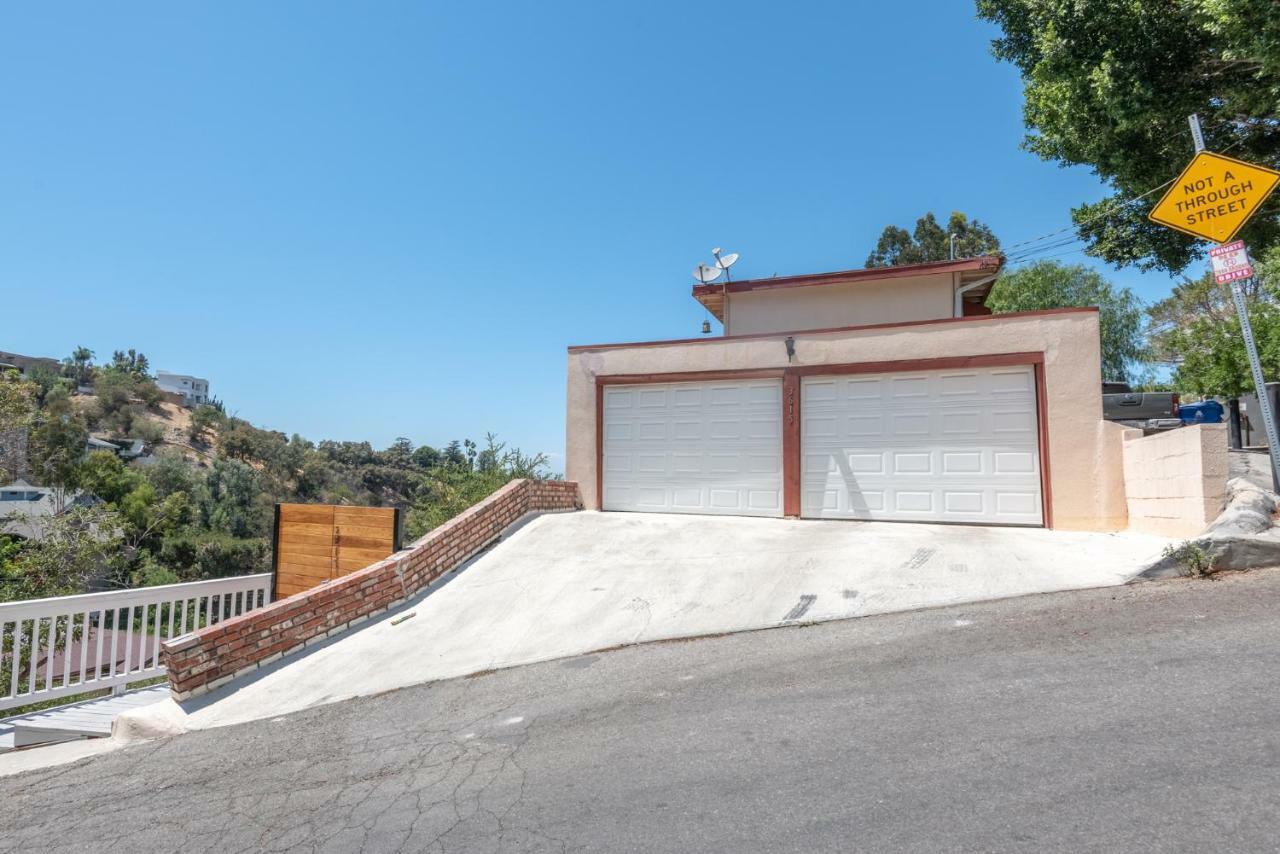 Modern Nestled In The Hollywood Hills With Huge Deck And Wow Views! Casa vacanze Los Angeles